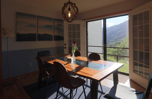Modern Mountain House - River Views & Walk to Town