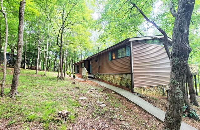 Modern Mountain Retreat | Family, Friends, Couples | Golf, Lake, Hike, Horseback