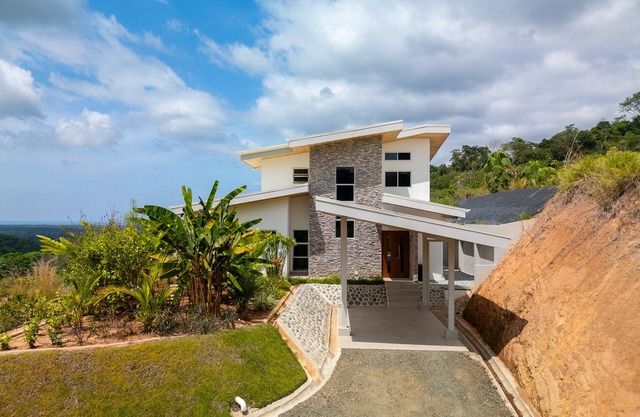Modern mountain side villa with stunning ocean view. 20 minutes to the beach!