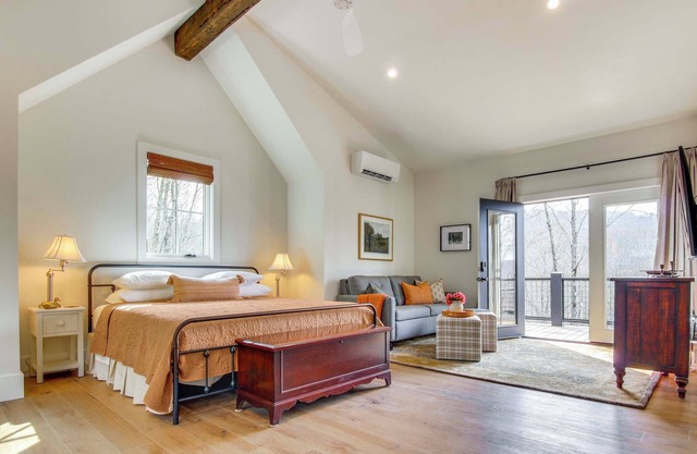 Modern Mountain-View Gem w/ Deck in Glenville