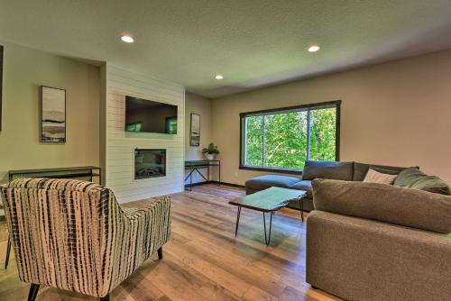 Modern Nisswa Escape with Deck Walk to Gull Lake!