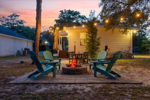 Modern Oak Island Escape 1 Mile to Long Beach!