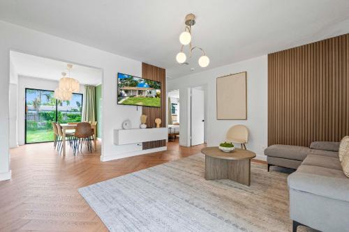 Modern Oasis King Bed Pet Friendly 10m to Beach
