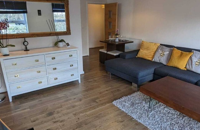 Modern one bed 1st floor flat near River Thames