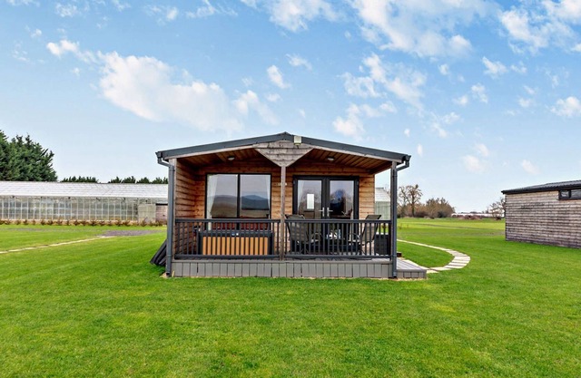 Modern one bedroom lodge with hot tub -Rosewood Lodge