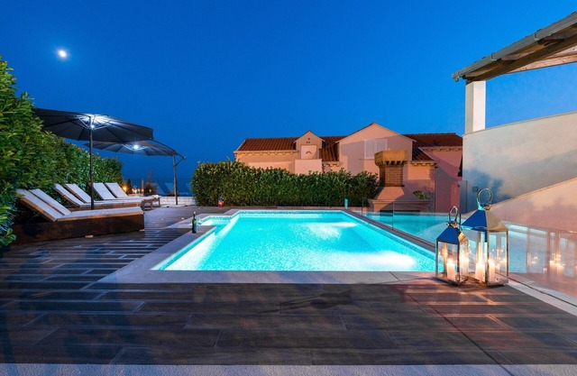 Encantadora villa de piedra con piscina climatizada y vistas al mar