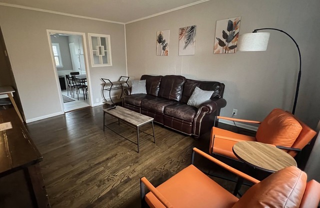 Modern & Cozy 2 bedroom home near downtown Shawnee