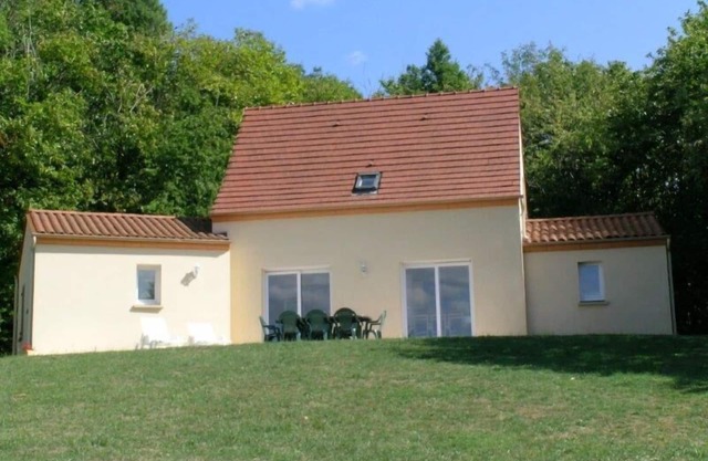 Propiedad moderna con excelentes vistas y piscina privada.