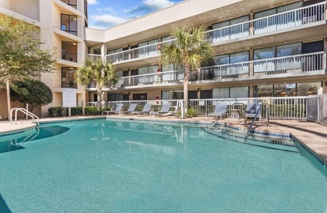 Modern Room w/ Complimentary Breakfast & Pool Access