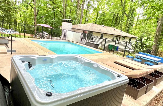Modern single story 3 Bdrm house with 1-Bdrm Guest House, HotTub&SUMMER:Pool