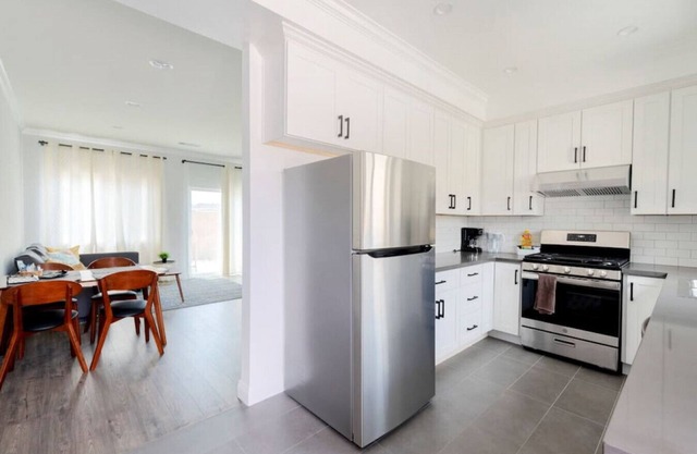 Modern Space Hideaway : w/ 2 King Beds, 2 Baths, Full Kitchen, a Pull-Out Sofa, with Backyard Patio and Gated Parking.