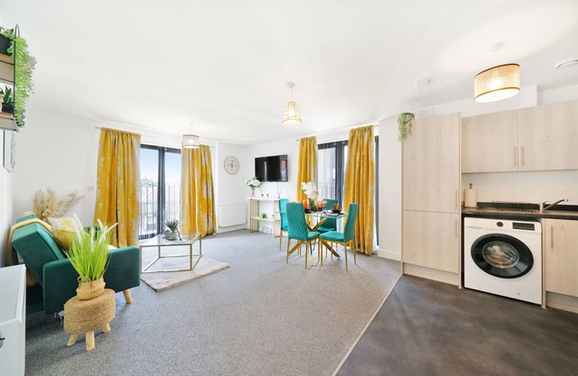 Modern Spacious 2 Bed 2 Bath Apartment