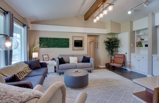 Modern spacious 2-BR apartment / just minutes from downtown!!