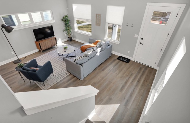 Modern & Spacious Downtown Master Suite Palace!