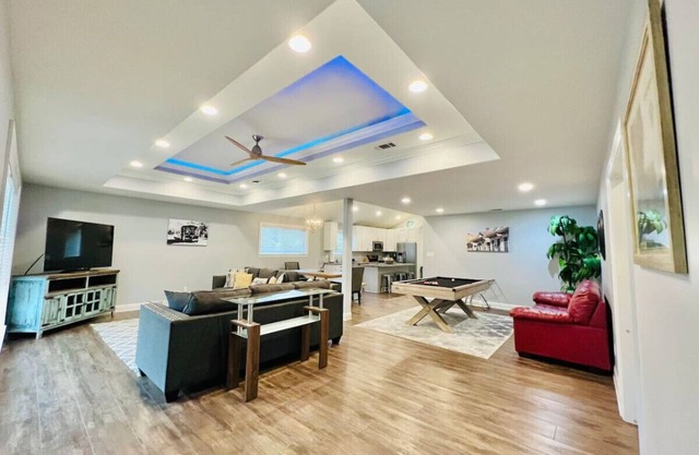Sapcious Modern New Orelans Home con sala de cine