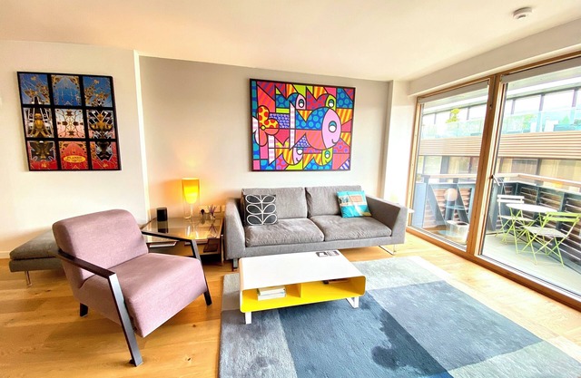 Modern, tasteful and spacious 2 bedroom / 2 bathroom in Hoxton