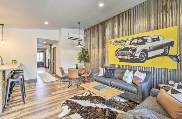 ¡NUEVO! Casa de pueblo 0. 6 millas a Elkhart Lake Beach / Acceso!
