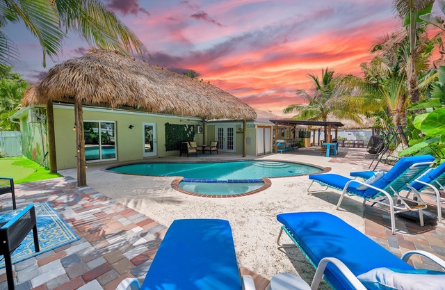 Modern Tropical 5 bd, 4 bath, heated pool, Mini Golf, tiki hut, outdoor bar