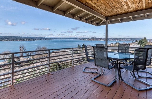 Casa moderna y actualizada con vistas increíbles, dos salas de estar y una cocina completa