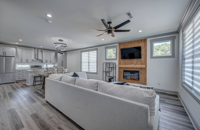Modern, uptown style! 3 bedrooms new construction home!!