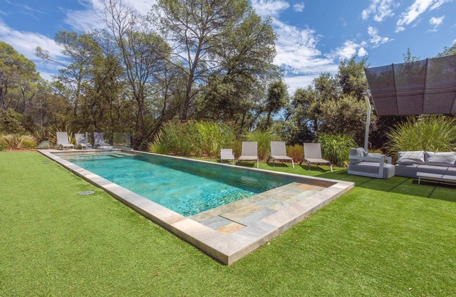 Moderna casa de vacaciones "Valériane" con piscina y jardín