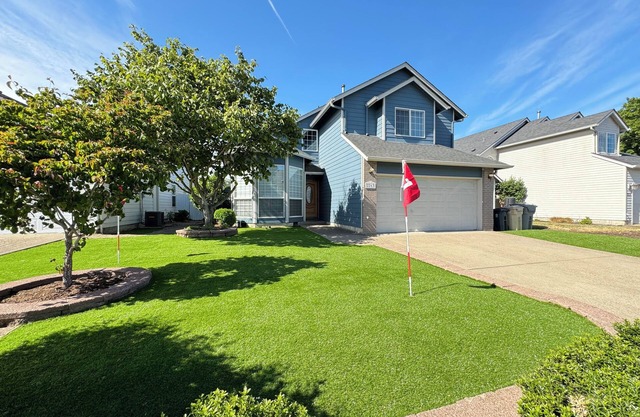 Modern Vacation Home w/ hottub, pool table. Next to lovely park. Shopping nearby
