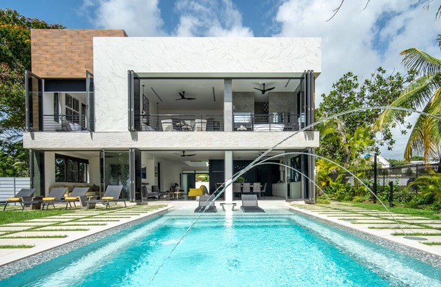 Modern villa at Weston with direct access to white sand beach