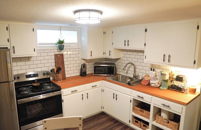 Montana-inspired Boho Bungalow with electric fireplace & continental breakfast!
