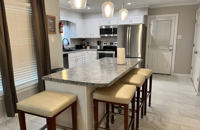 MONTHLY STAYS- 4 BR+ Extra Space Beds- Retreat w/ Private Pool
