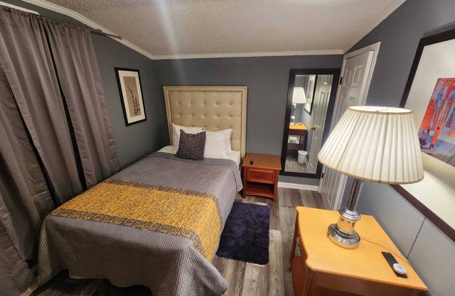 MONTHLY STAYS-Rear Cabin Only – Secluded 3BR/2BA Guest House Near Downtown