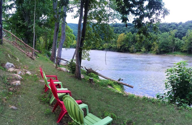 MoonDance River Cabin, ¡vive el romance! Cabina de lujo con bañera de hidromasaje.