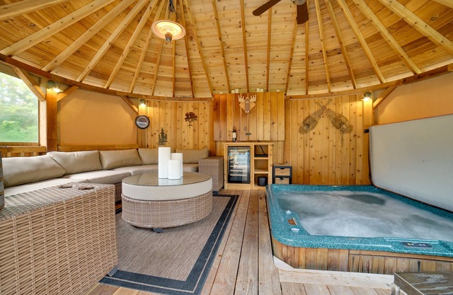 'Moose Lodge' Cabin w/ Entertainment Gazebo!