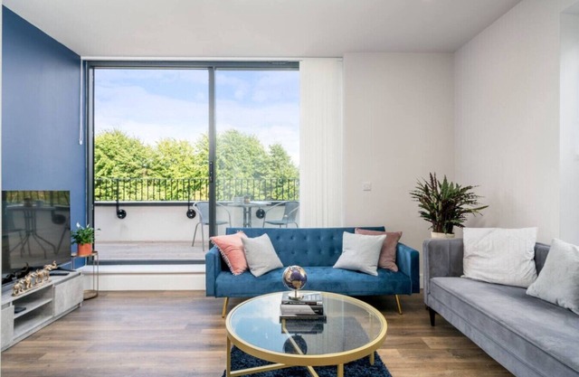 Morden Apartment- FreeParking, Private Balcony.