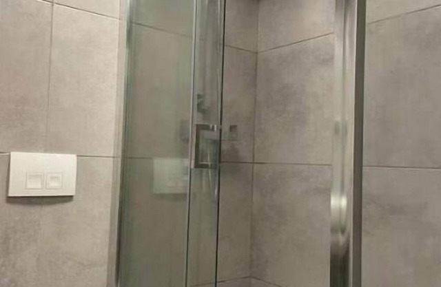 Morden flat close to DLR station with free parking