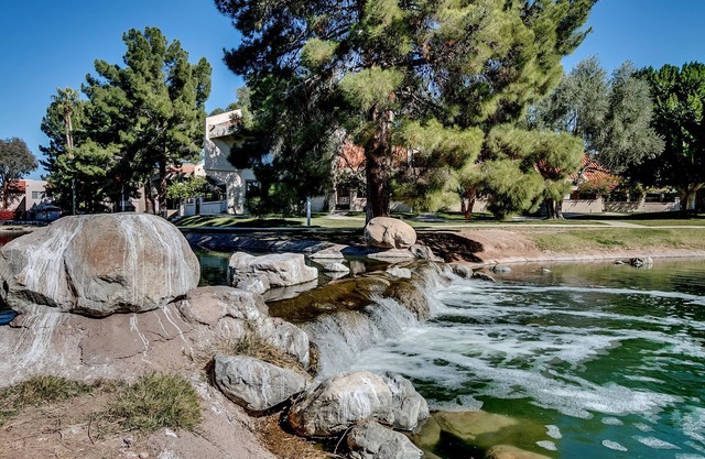 Más de 83 comentarios de 5 estrellas! Lakefront + King Master + Queen Guest + Piscina climatizada