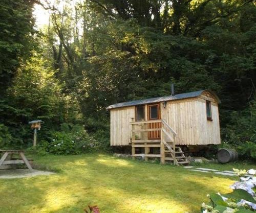 'Morris' the shepherd's hut and woodland hot tub experience