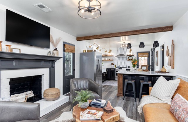 Moss Oak Modern Retreat - completely renovated modern home in Greenville area