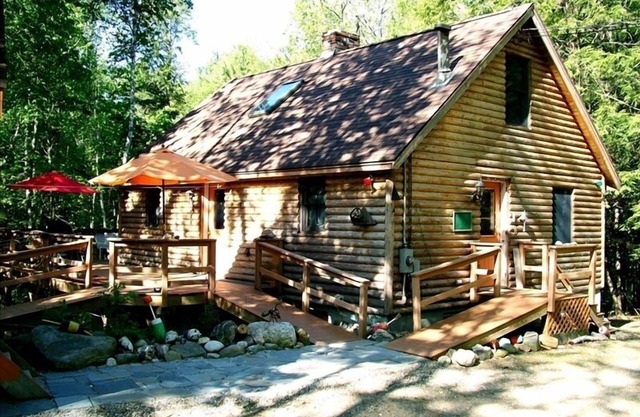 Mossy Glen Lodge 'Log Cabin' con un arroyo y una hamaca