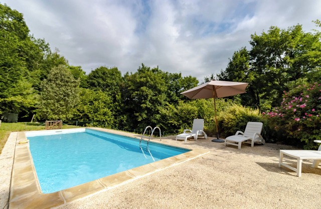Moulin de la Grenaderie – Refugio de Paz con Piscina en el Corazón del Périgord Negro