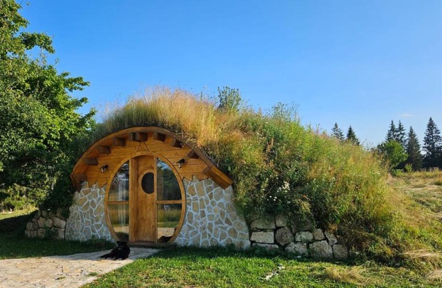 Mountain bungalows and a Hobbit House - Jazavčije Rupe