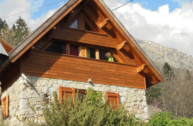 Cabina de la montaña sobre el lago Boréon