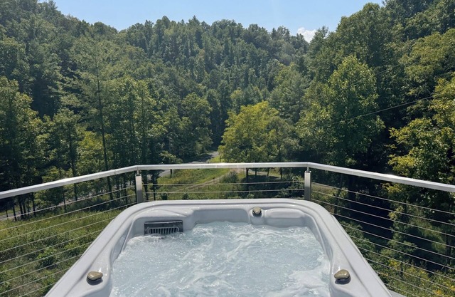 Mountain Cabin, Hot tub, Pet friendly, campfire, views, Ocean Blue