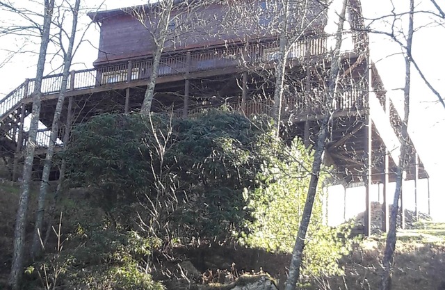 Cabaña de montaña ubicada en una comunidad cerrada, a poca distancia del río.
