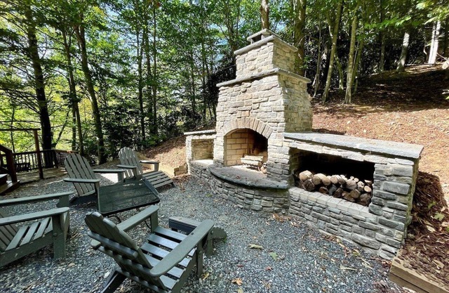 Exclusivo RIVERFRONT Log Cabin, bañera de hidromasaje, Se admiten mascotas, televisores de pantalla plana. WIFI, shuffleboard, Pet Friendly, Pet Kennel