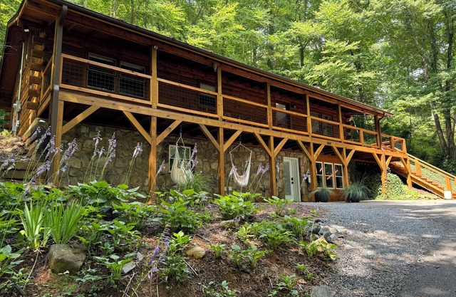 Mountain Modern Cabin minutes from WCU, Sylva, & the Tuckaseegee River