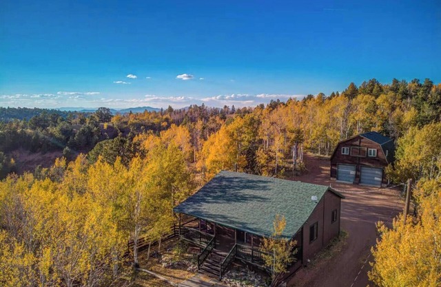Mountain Top Cabin - Panoramic Views - Hot Tub - Game Room