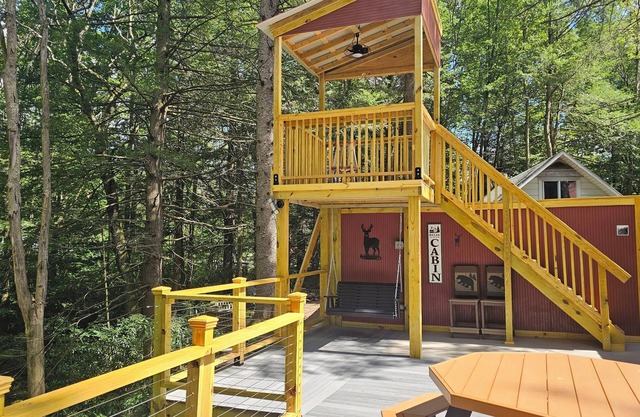 Mountain Tree House , Private & secluded. Positioned on a babbling stream.