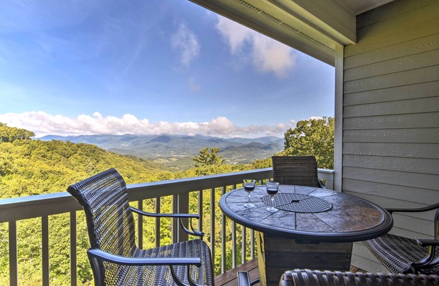 Mountaintop Home w / Vistas, 36 millas a Asheville!