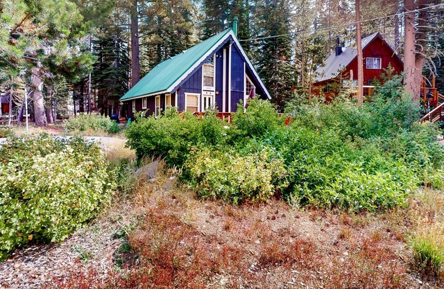 Mountain-view cabin with a deck, gas fireplace, washer/dryer, & central AC