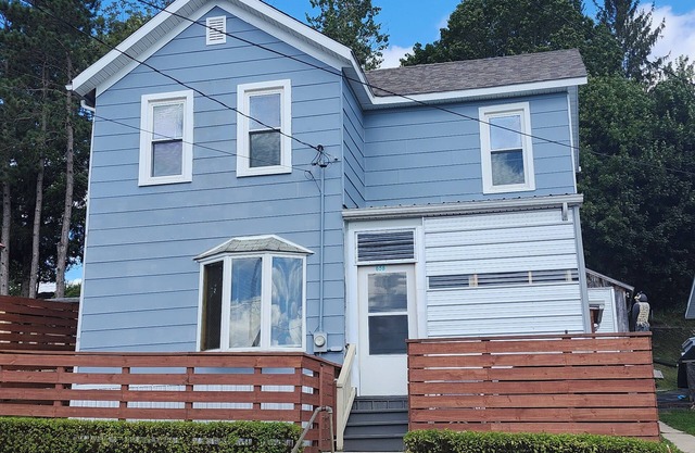MOUNTAIN VIEW HOUSE, 4-bedroom, pet friendly house with bike shed with AC, WiFi